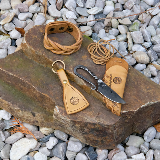 Ensemble unique - couteau BÉL celtique forgé avec fourreau, bracelet et porte-clés
